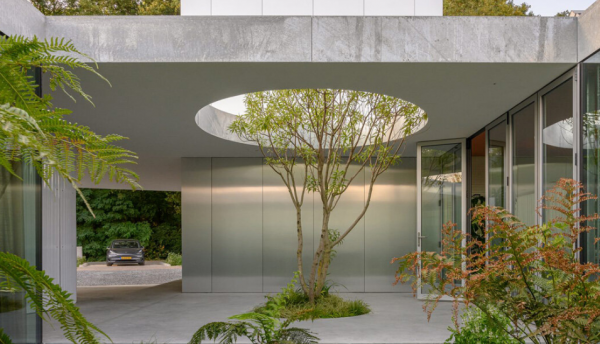 Villa minimalis dengan taman indoor